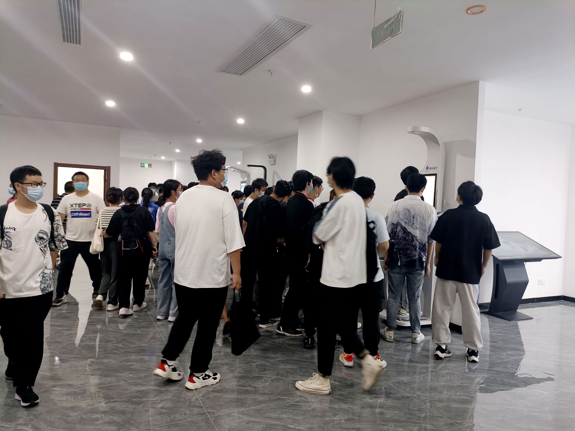 安理大人工智能学院授牌仪式在人生就是博举行