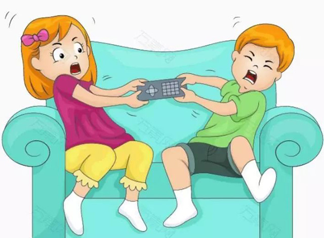 过年在家看电视，和弟弟抢？仄