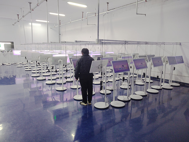 人生就是博科技员工正在如火如荼地加班加点赶闺蜜机